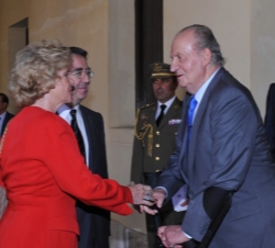 Don Juan Carlos recibe el saludo de la defensora del Pueblo, Soledad Becerril